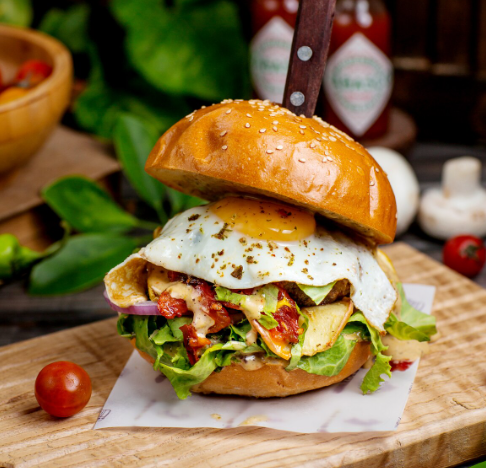 Burger de calabresa com ovo