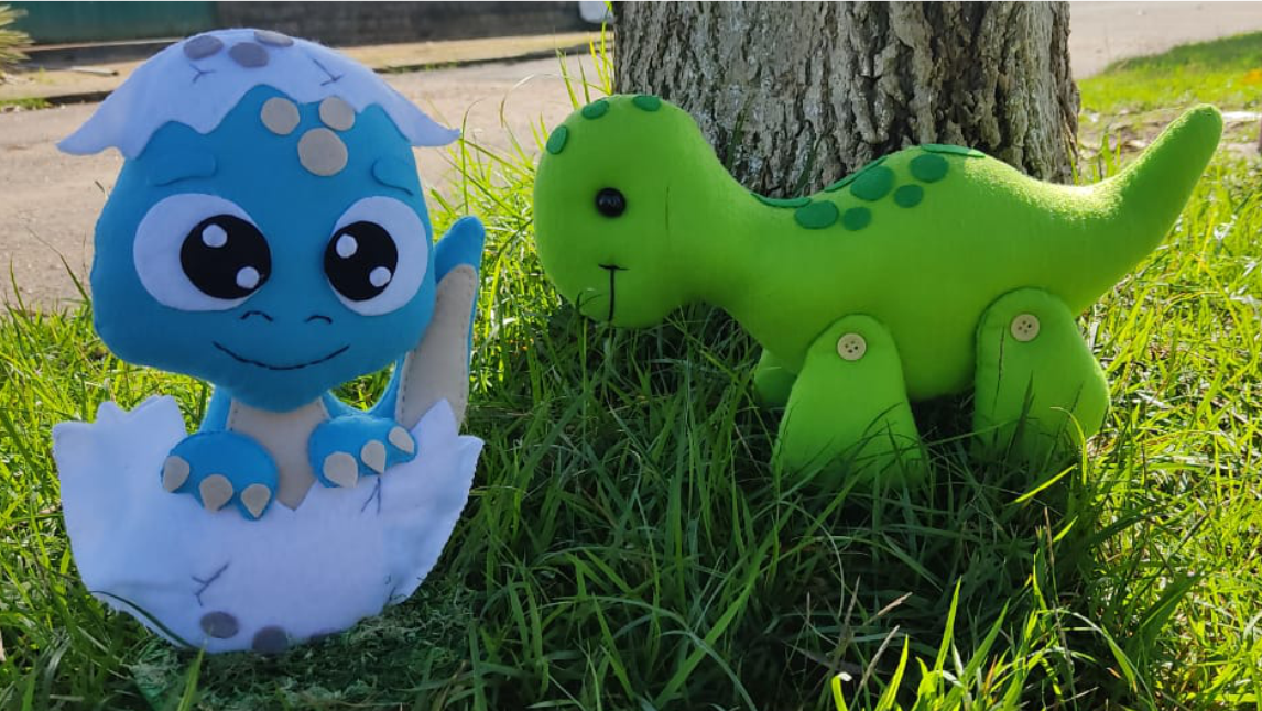 2 dinossauros bebê feito de feltro