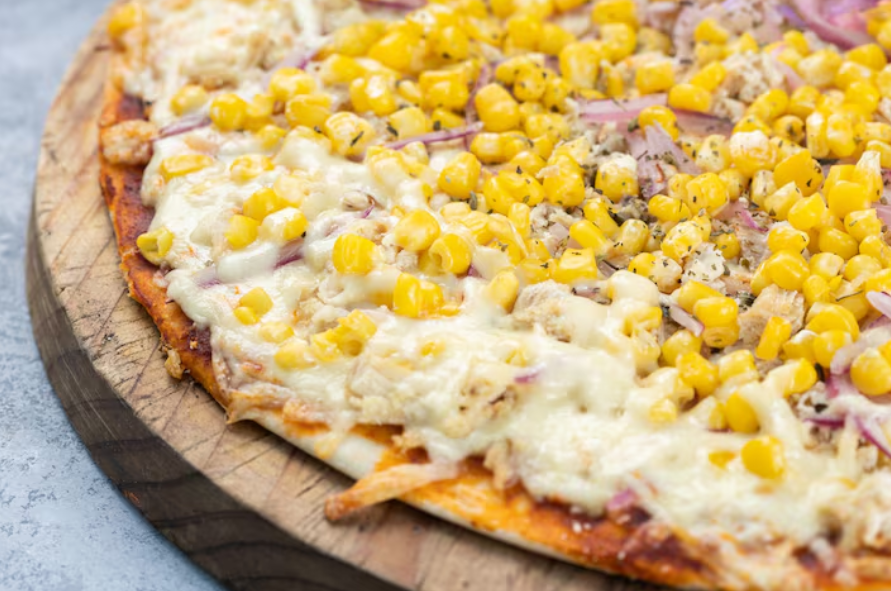 Pizza com queijo e milho